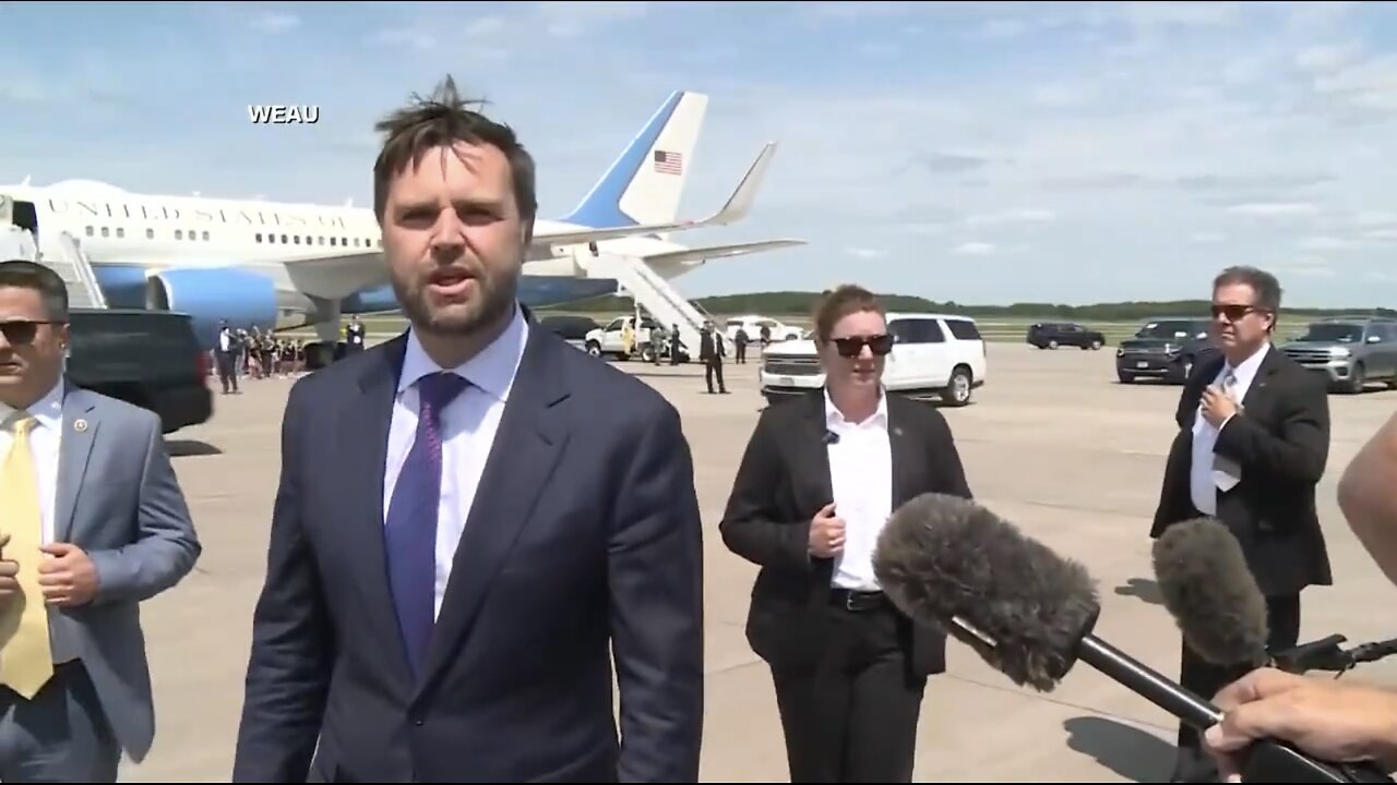 VP NOMINEE JD VANCE SPEAK🇺🇸🎬🎤🛩️📸TO REPORTERS IN FRONT AIR FORCE TWO AT AIRPORT TARMAC🎬✈️💫