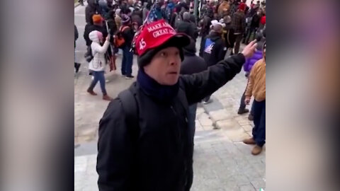 Un manifestante pro Trump le pide a la policía que actúe en el Capitolio