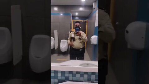 VEJA O QUE ACONTECEU COM ESSE POLICIAL AO TIRAR UMA SELFIE NO BANHEIRO #policial #pm #selfie #shorts