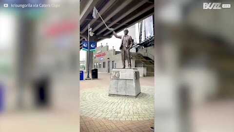 Ce jeune homme réalise un saut périlleux arrière dans 20 endroits différents!