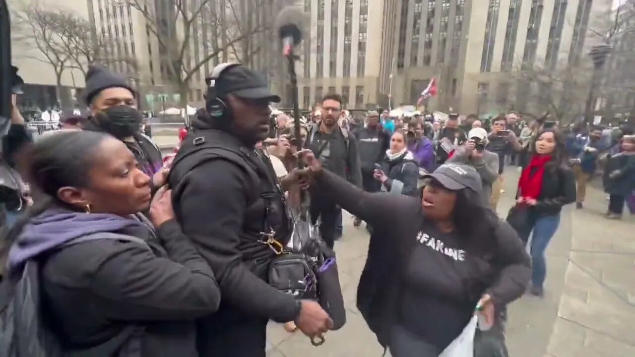 BREAKING Member of the PRESS assaults someone standing outside of the Manhattan Courthouse #TrumpIn