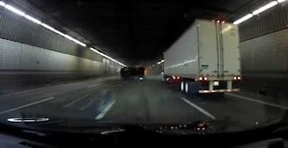 Un camion se renverse au beau milieu d'un tunnel