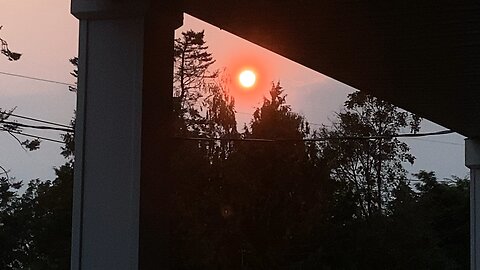 THE SUN IS BURNING RED OUTSIDE RIGHT NOW!!!!!!!!!! 😱😱😱