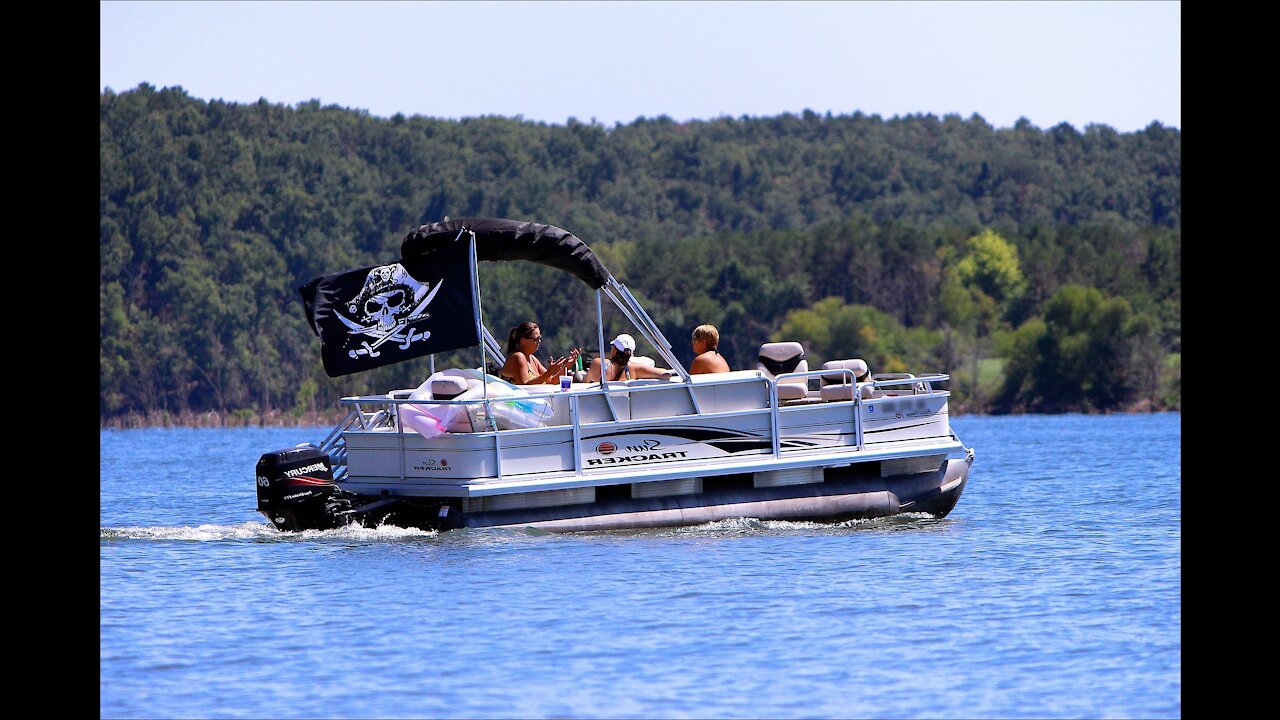 10 Foot Wide Twin Engine 600HP Pontoon Boats