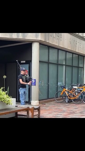 Teenager plays bagpipes from outside dad's hospital window
