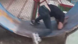 Roda de hamster gigante resulta em queda dolorosa