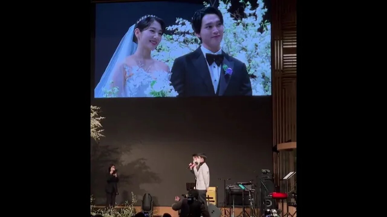 Kyungsoo and Crush singing ‘beautiful’ (goblin ost) at Park Shinhye and Choi Taejoon’s Wedding