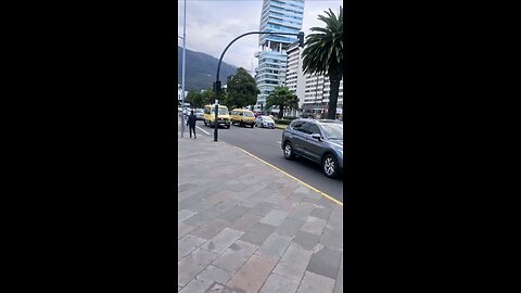 Walking along by Parque la Carolina Quito Ecuador 🇪🇨