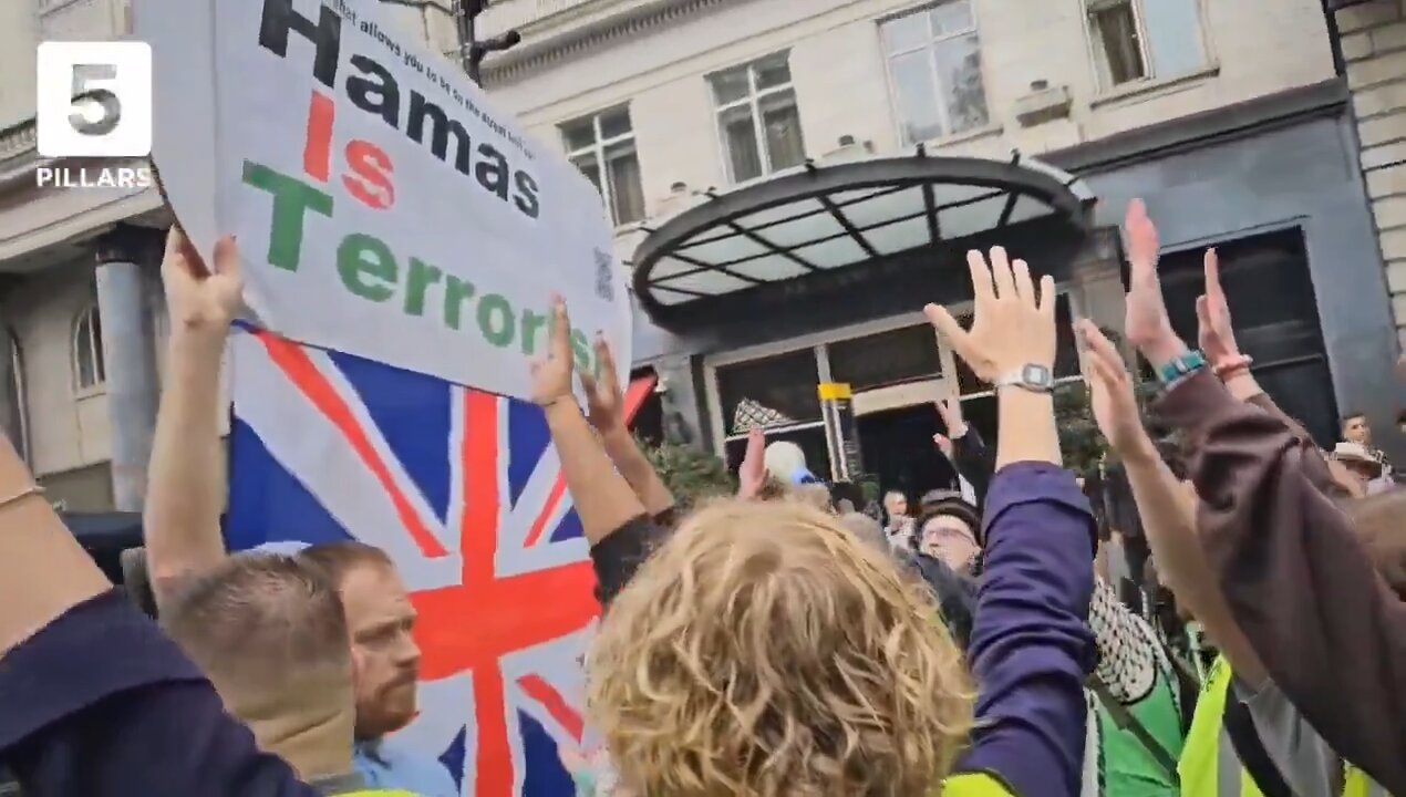 ❗UK: Police ARREST a man for his sign "Hamas is terrorist"