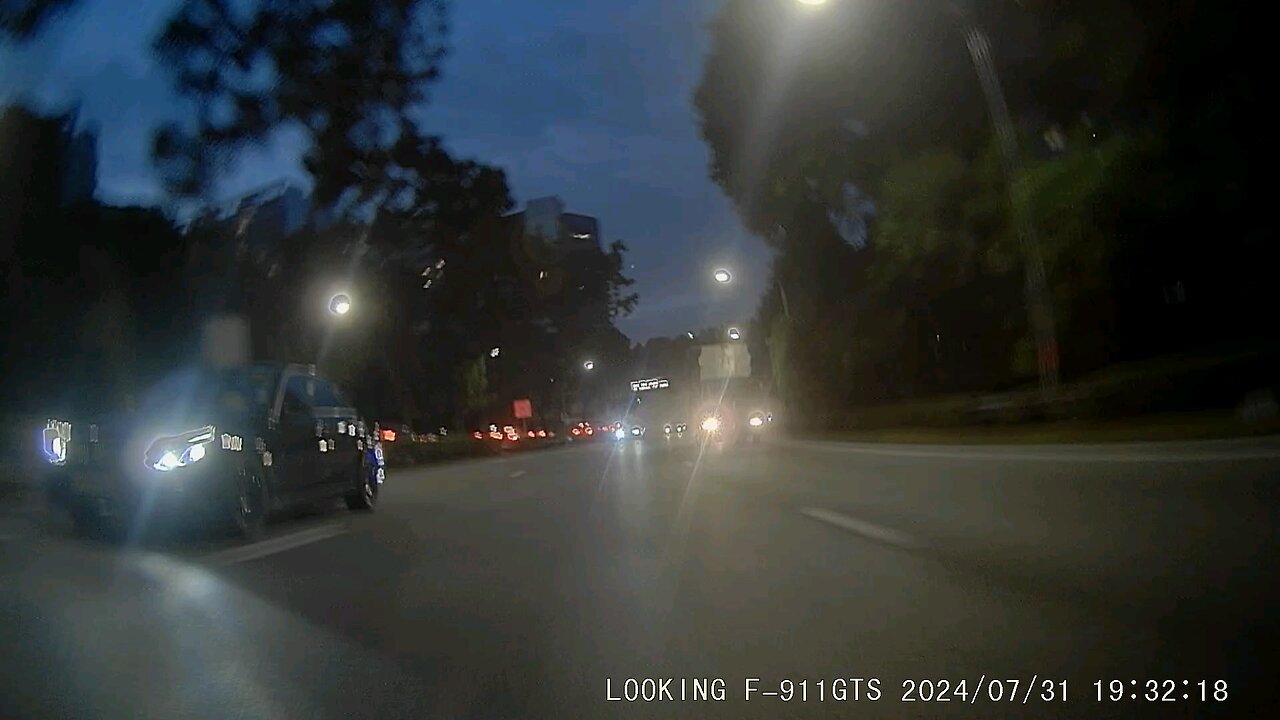 Taxi drive Dangerous close to me. (Rear Cam)