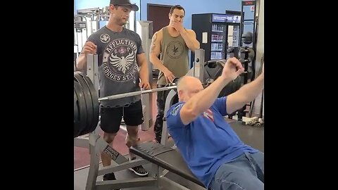 Fast rep 475lbs Bench Crazy Old Man (replay) Best lifts from 2 years ago.