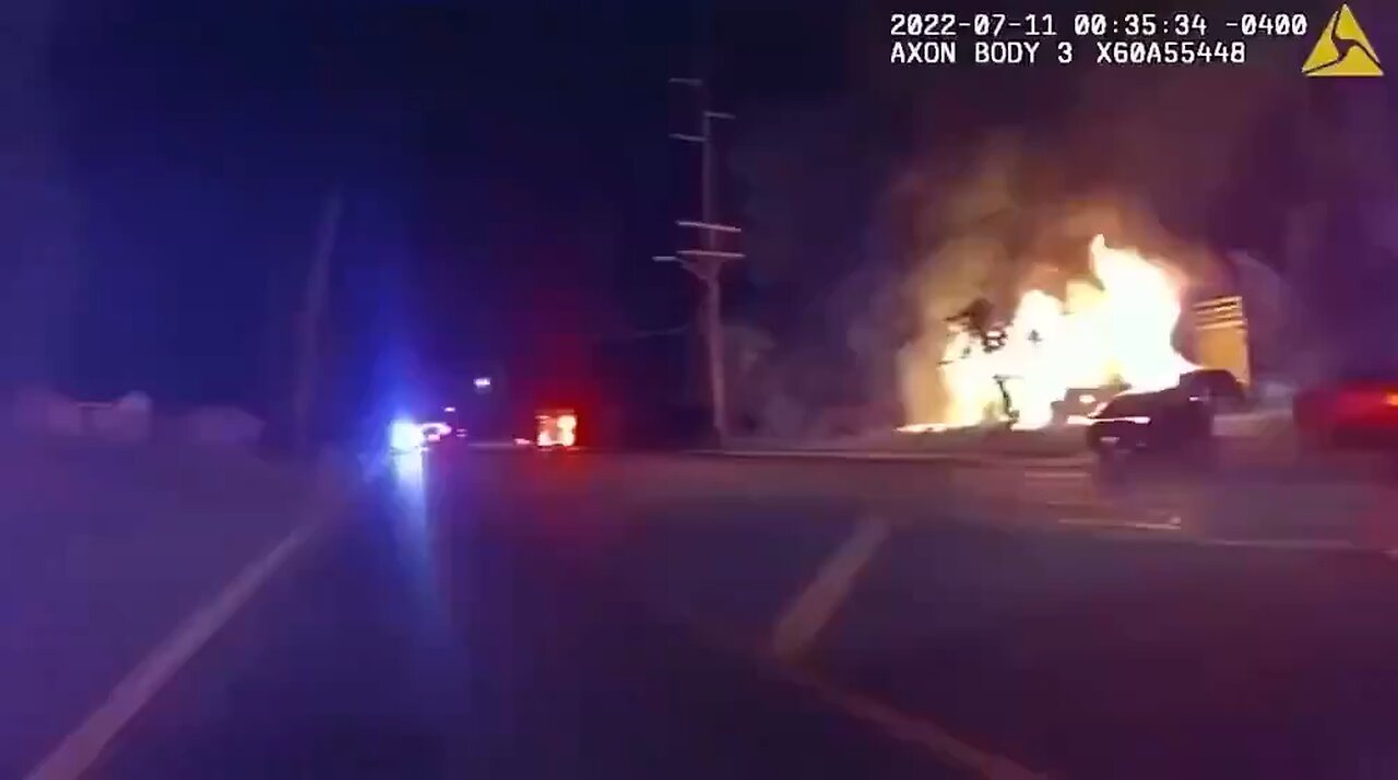 25 yr old pizza delivery man runs into burning house