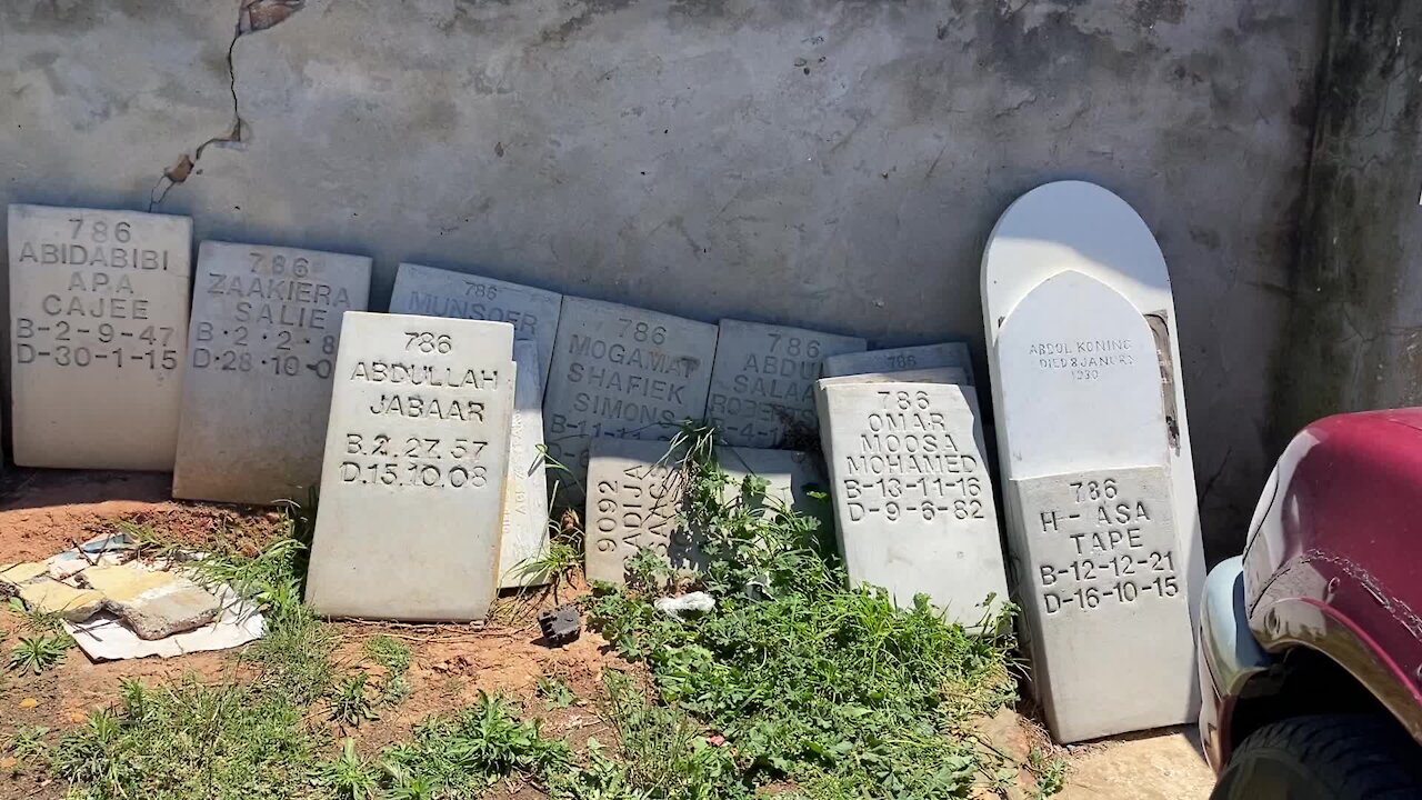 SOUTH AFRICA - Cape Town - Mowbray Muslim Cemetery desecration (Video) (L8c)