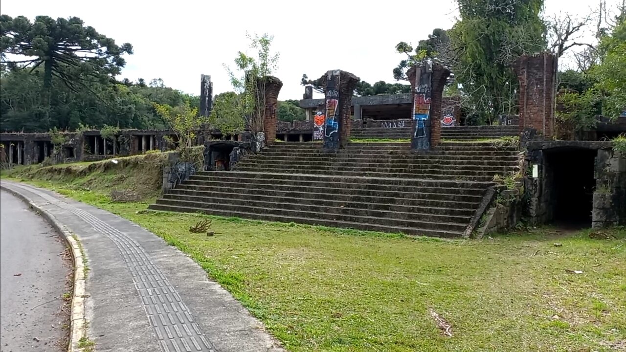 Ruínas do cassino abandonada desde 1945 em Canela/RS era pra ser um prédio de 6 andares e um cassino