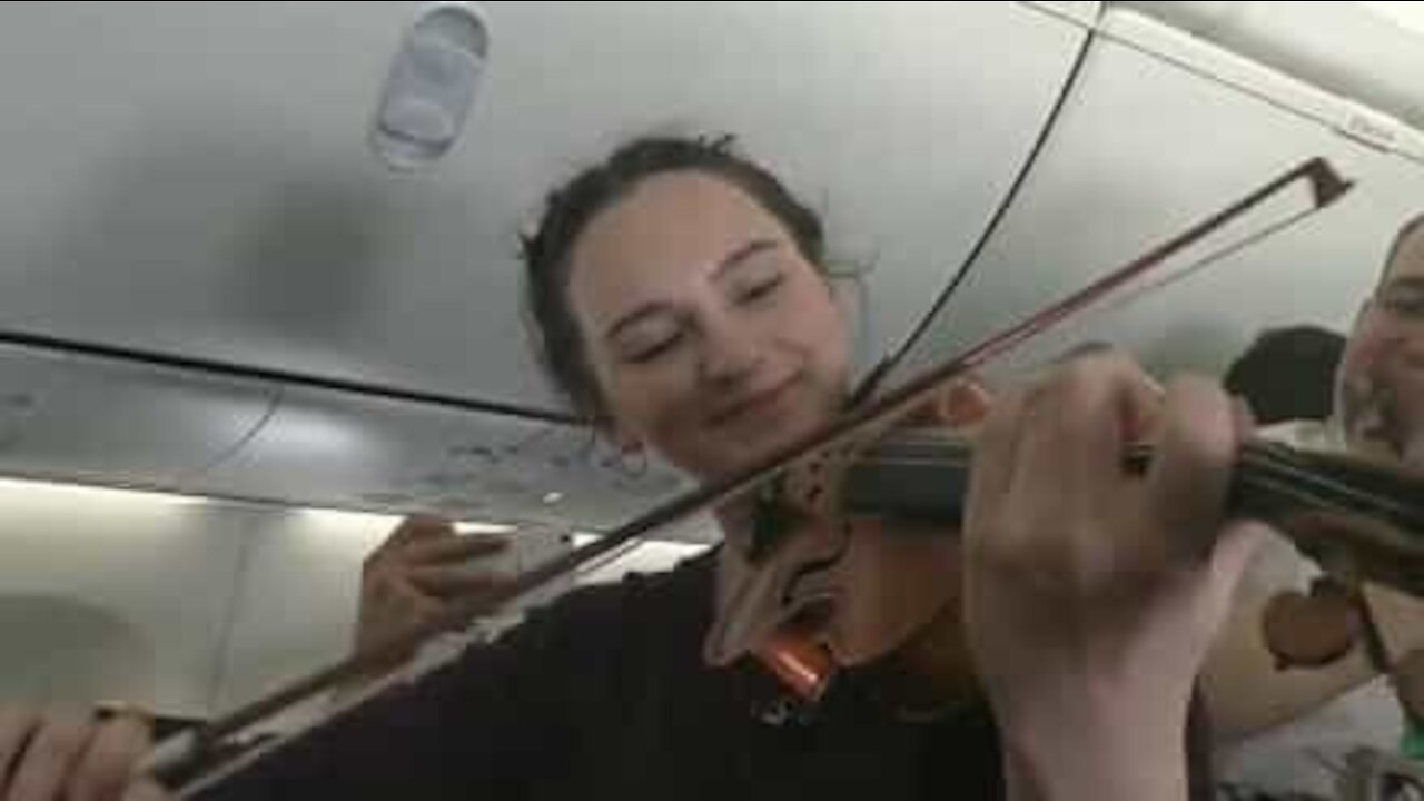 Violino e musica in aereo per la festa di San Patrizio