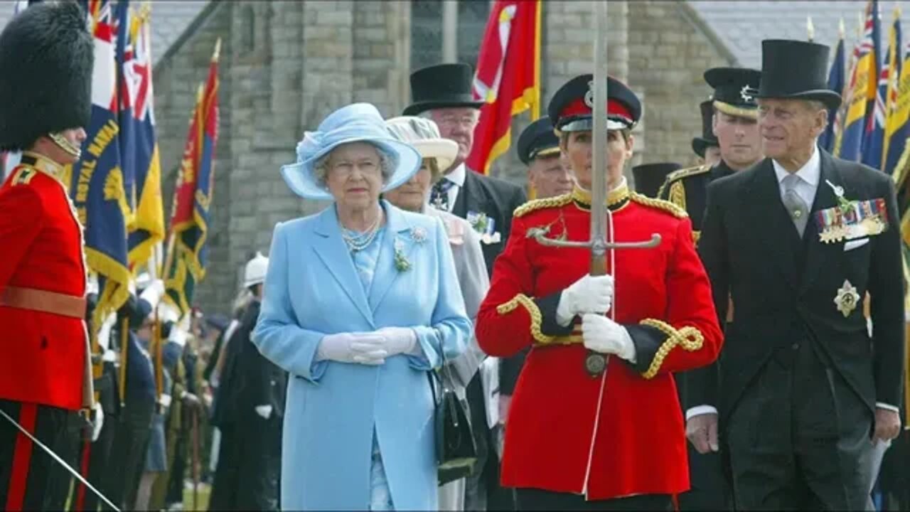 The Crown Le Trente Troisième Degrés Du Monde Invisible A l 👁 l'oeil Non initiés