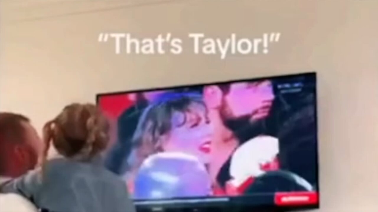 Romantic! Travis Kelce EMOTIONAL On WHY HE "LOVES" Taylor Swift