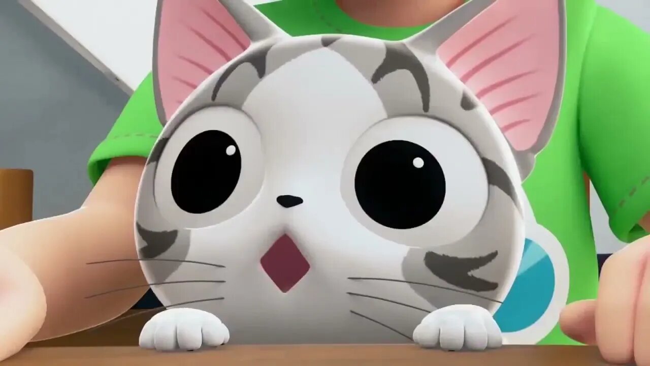 Chi's Cute Cat Episode - Chi and the Goldfish, stalks