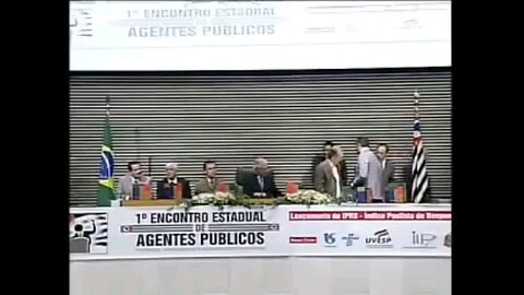 Vanusa cantando o hino nacional brasileiro de trás pra frente