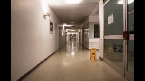 Une porte d'hôpital psychiatrique qui bouge toute seule