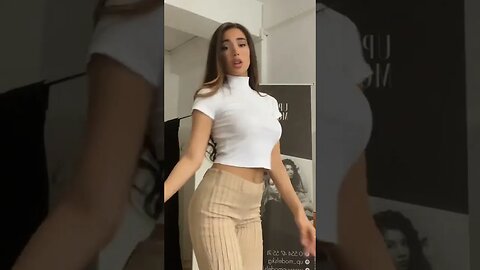 🌺 La secretaria deseaba relajarse bailando un poco