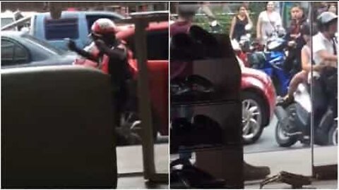 Turista inferocita si scaglia in auto contro una madre, la figlia e la polizia!