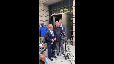 7/18/2022 Bannon all smiles today after court 🤣