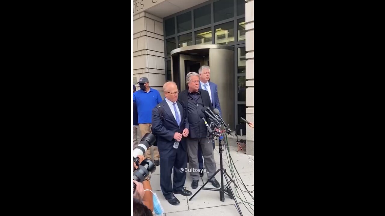 7/18/2022 Bannon all smiles today after court 🤣