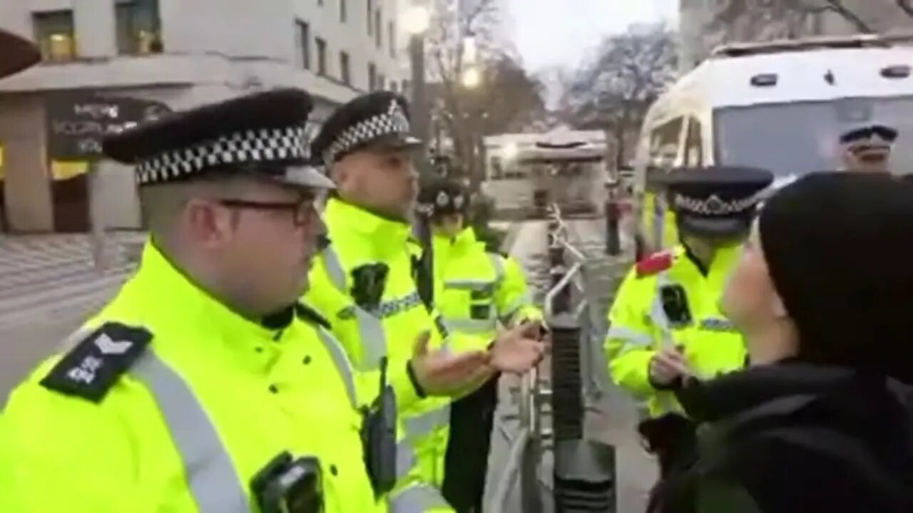 TENSIONS LEADING UP KIER STARMER WITH THE POLICE OUT SIDE SCOTLAND YARD 👮👮👮👮👮👮👮👮