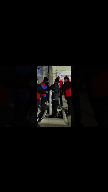 Man Tied to Tree For Breaking Lockdown Rules in Shijaingzhuang, China 石家莊防疫新招：將出門者捆在樹上