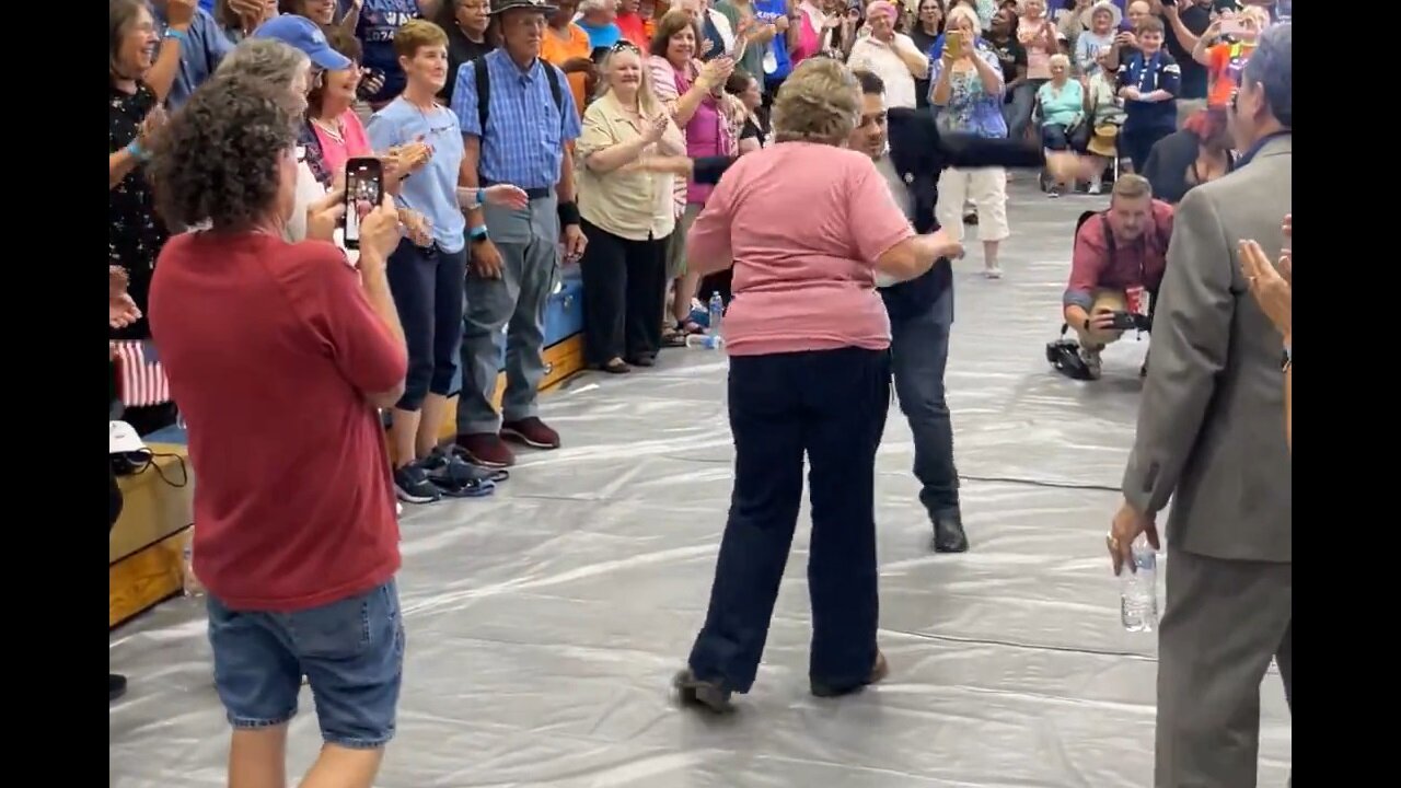 The Tim Walz Rally In Tucson, Arizona: Very Weird