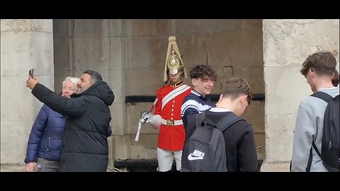 making the kings guard laugh 😃 #horseguardsparade #horseguardsparade