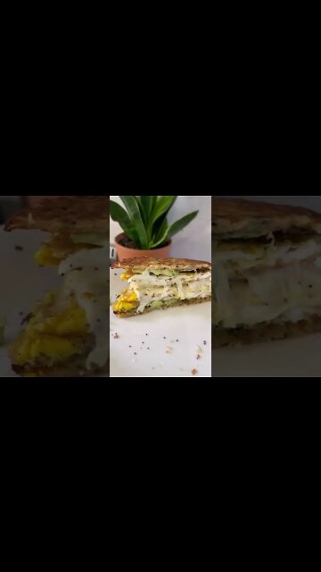 Low carb breakfast sandwich | FREE Keto Recipe (Link In Description) #Shorts