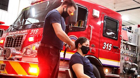La pompière Sara-Ève Royal se coupe les cheveux