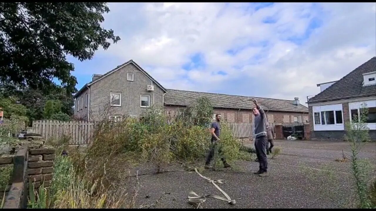 KINGDOM hall Tree removal. Brothers gonna work it out. Boom verwijderen koninkrijkszaal. Lumberjacks