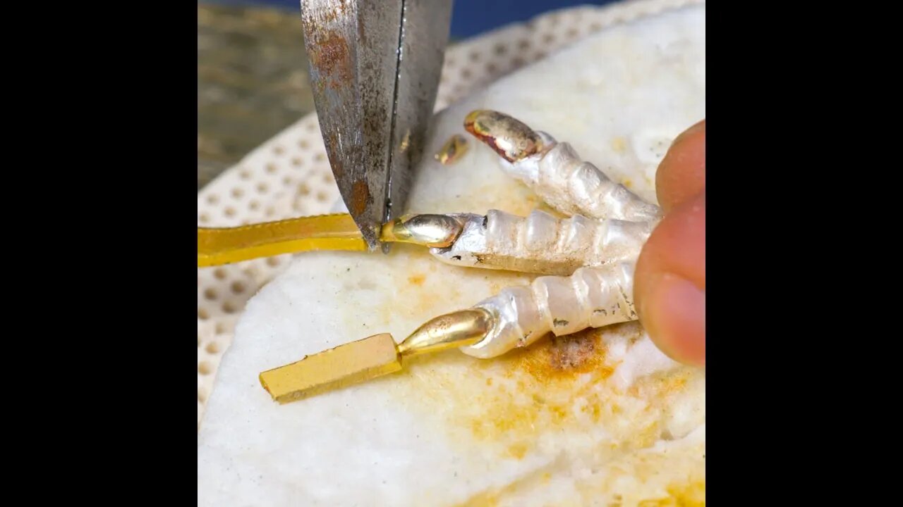 Watch this craftsman make a ring with a dragon's paw! 💍