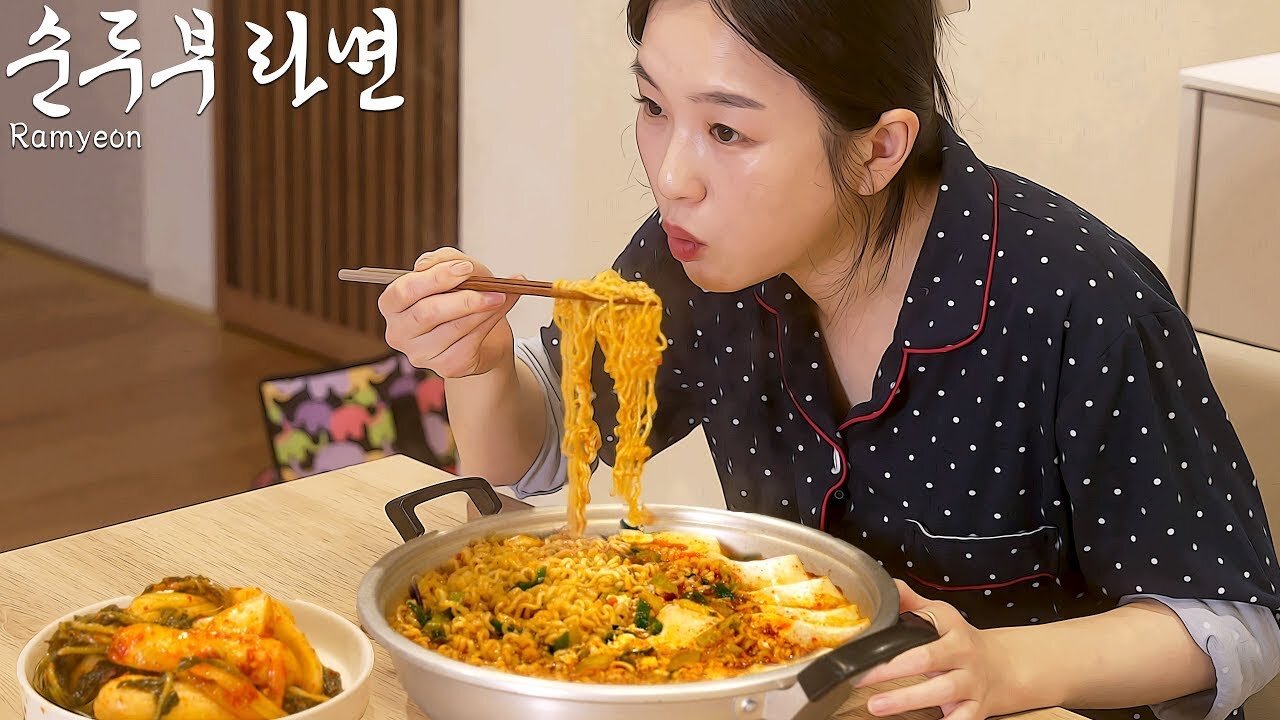 The way to eating fried cheese balls more deliciously, 'Spicy Ramen mukbang'