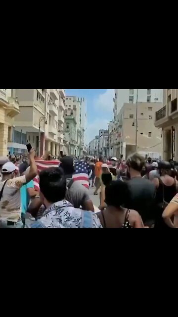 Cuban Protestors Wave American Flags, Chant "Liberdad!" in Anti-Communist Protests