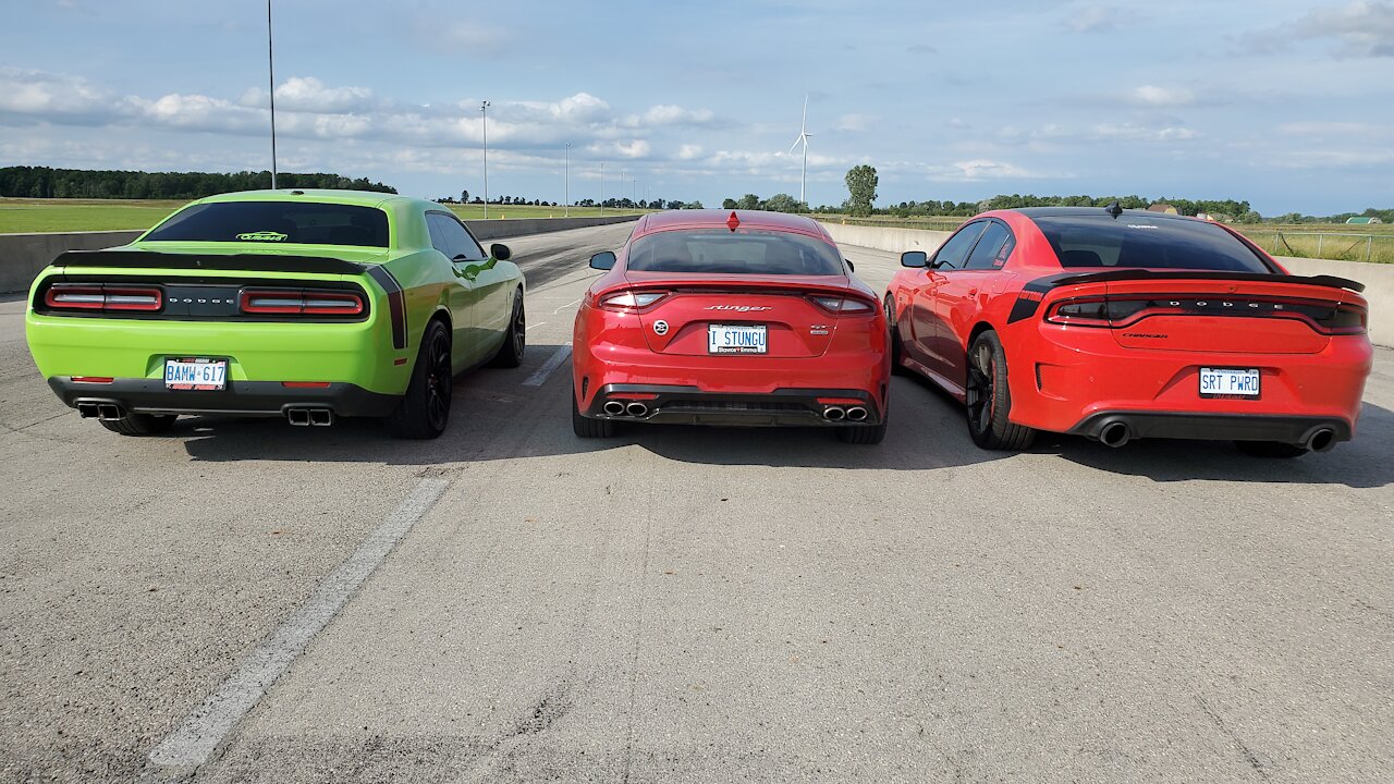 Dodge Charger & Challenger Scat Pack Vs Kia Stinger 1/4 Mile Drag Race Comparing Features