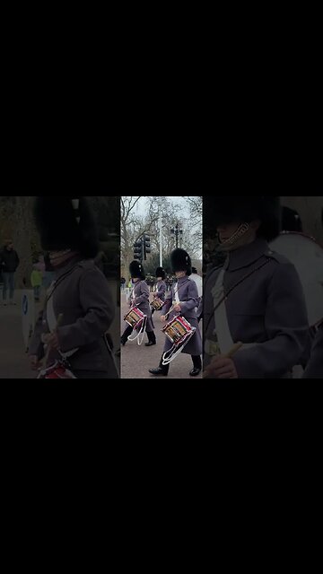 The kings guards heading back to St James's Palace #buckinghampalace