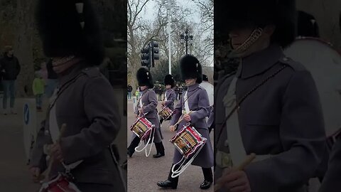 The kings guards heading back to St James's Palace #buckinghampalace