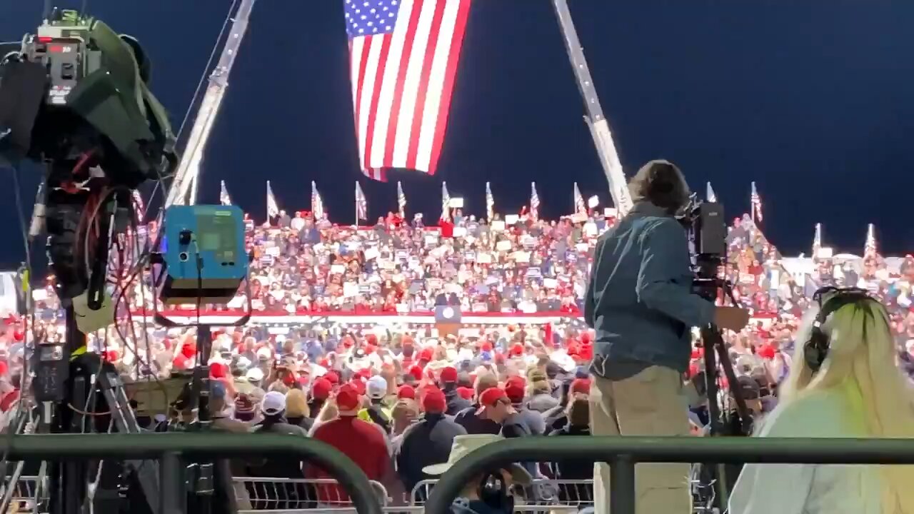 Crowd Chants “Fight For Trump” at First Post-election Trump Rally in Georgia