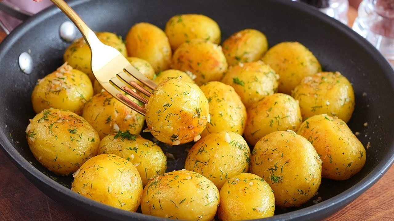 The most delicious new potatoes in a pan, fully fried in plenty of oil.