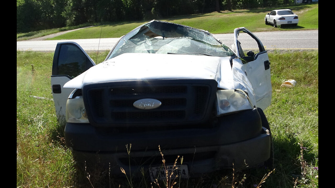 BLOWN TIRE CAUSES ROLLOVER, LIVINGSTON TEXAS, 04/27/22...