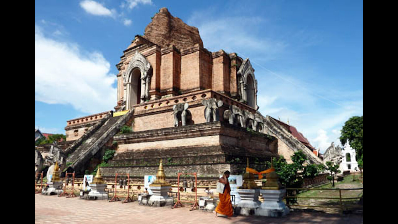 Video tour of Wat Chedi Luang temple Chiang Mai Thailand.