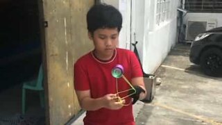 Il talento di questo bambino col yo-yo è impressionante