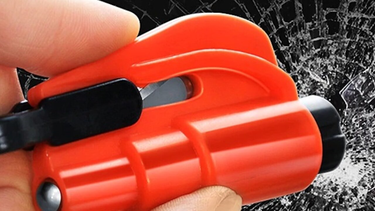 Mini keychain car rescue tool keychain emergency hammer with whistle and belt cutter