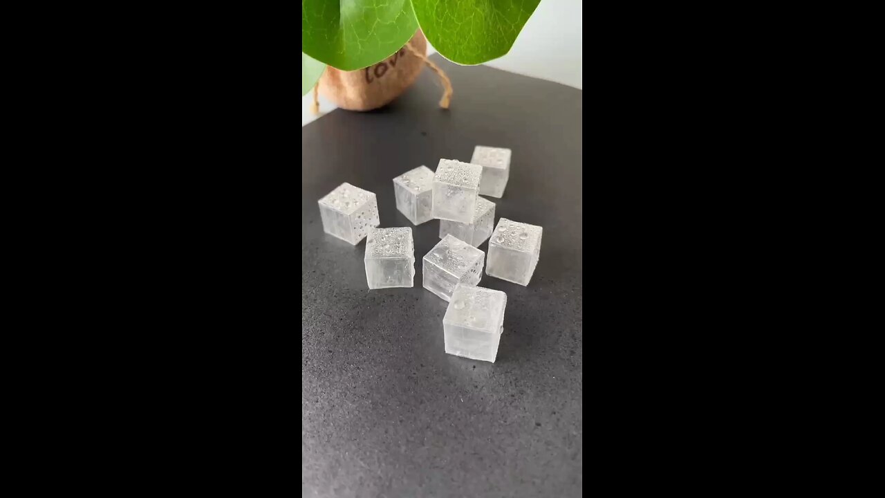 You can use transparent glue to make small ice cubes for fun and decompression,try it quickly#shorts