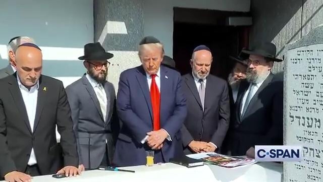 Trump, prays at the tomb of Lubavitcher Rebbe Menachem Mendel Schneerson in Queens, New York