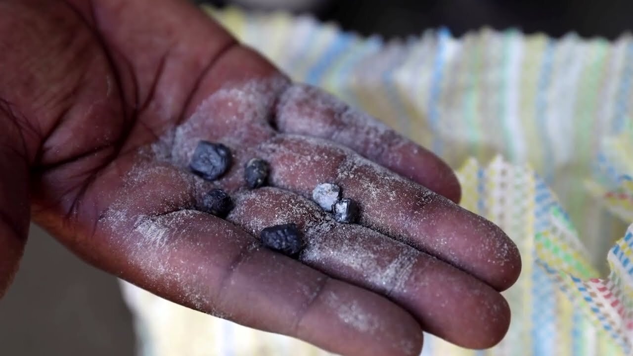 Congo sues Apple in France, Belgium over conflict minerals | REUTERS